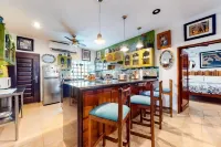 Beautiful Private Tropical Oasis 2 Bedroom 2 Bath Apt, Chef's Kitchen. 1st Floor