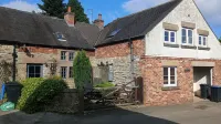 Charming cottage in rural village, ideal for Carsington Water and Peak District โรงแรมใน