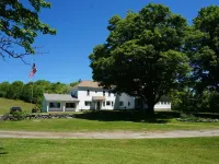 SPACIOUS and PRIVATE renovated farmhouse for the whole family Hotels in Sunapee