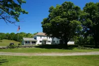 SPACIOUS and PRIVATE renovated farmhouse for the whole family