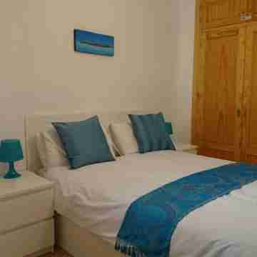 Modern Apt With Stunning shared Roof Terrace and pool in beautiful old town. Rooms