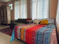 Cute studio, GREAT location, beautiful pool, close to beach! AC+