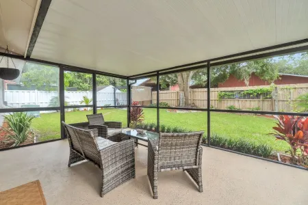 Logan's Hideway & Grill!15 Minutes from Airport