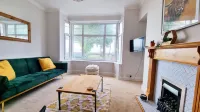 Seafront Apartment with Garden - Perfect location in Mumbles
