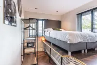 Unieke en Moderne Water Villa in de Buurt van Schiphol en Amsterdam Hotels in Aalsmeer