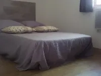Cottage at the foot of the Luberon + Garden and private swimming pool Hotels in Robion