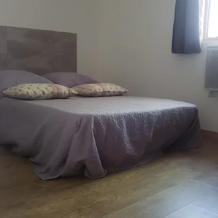 Cottage at the foot of the Luberon + Garden and private swimming pool Отели в г. Робьон