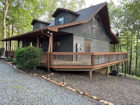 Vacation at a Family & Pet Friendly Cabin in the Blue Ridge Mountains!