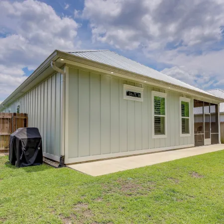 Bright Foley Home w/ Patio - 7 Mi to Wharf & Beach
