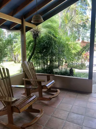 Casa Riviera- Walk to surf, tropical gardens, river access Отели в г. Павонес