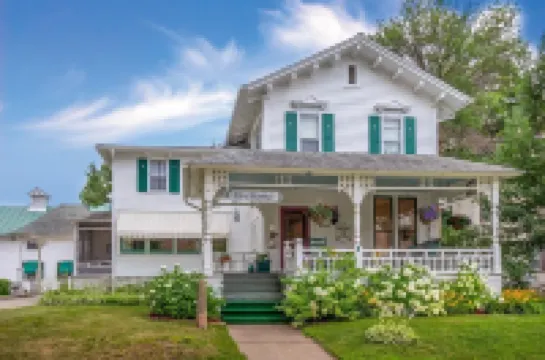 Carriage House Bed & Breakfast