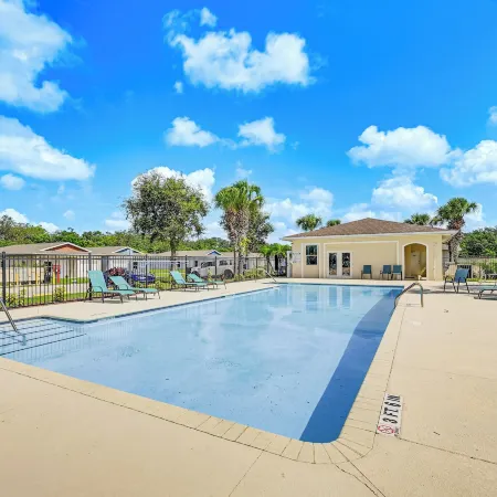 Pet-Friendly Gem with Yard and Pool Access in Sebring