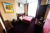 Daily Plaza Hotel فنادق في Comuna Scheia