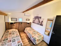 Hotel la Reserve - Motels