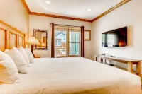 Updated 1Br Premier at Black Bear Lodge- Kids Ski Free 1 Bedroom Condo by RedAwning