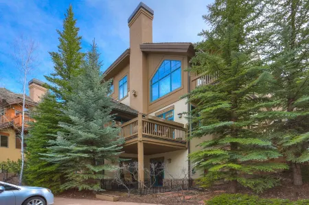 4Br Plus Den Platinum Townhome, Walk to Lift Townhouse