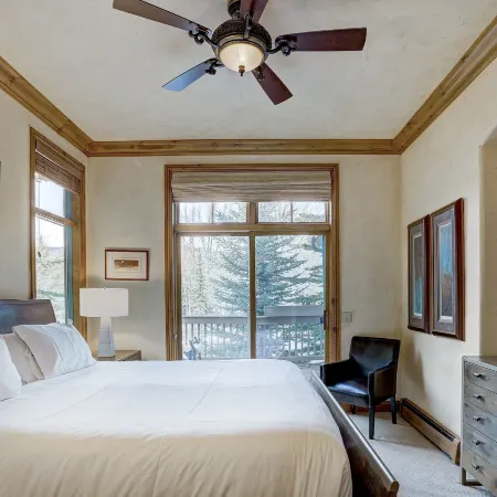 4Br Plus Den Platinum Townhome, Walk to Lift Townhouse