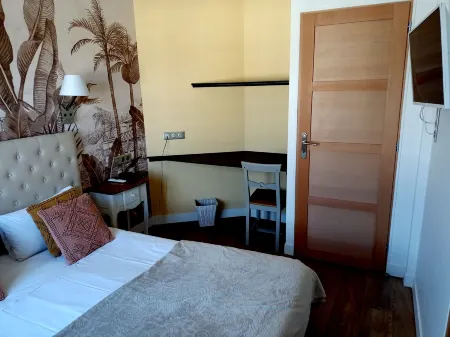 Logis Hôtel Louise de Savoie Отели в г. Шамбон-Сюр-Сис