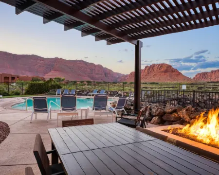 紅色遮陽的1號魅力小屋#24 艾文斯酒店