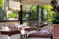 Logis l'Auberge Bourbonnaise - ที่มีสระว่ายน้ำ