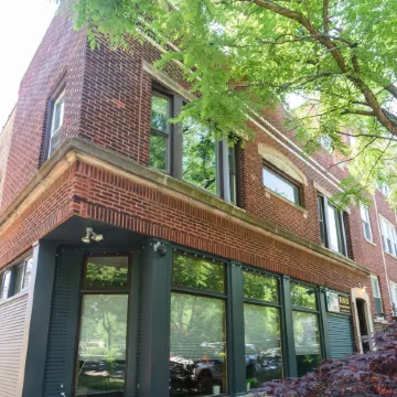 House 5863- Chicago's Premier Bed and Breakfast