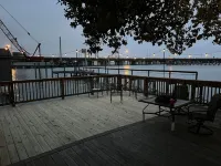 Boat House Studio - Water Front Pets Wifi Smart Tv Apts by RedAwning Hotels in Norfolk