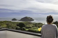 Come and enjoy peace, quiet and views of the sea and mountains in your comfort.