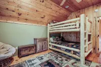 Rustic Retreat Walk to Great Sacandaga Lake! Hotel in zona Mermaid Bay