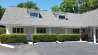 Captain's Quarters Motel - parking