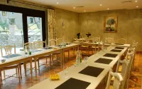 Hotel du Poète Hotels in Cabrières-d'Avignon
