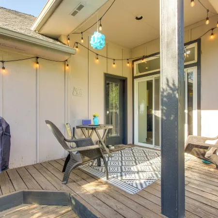 Pet-Friendly Home w/ Yard, 2 Mi to Autzen Stadium