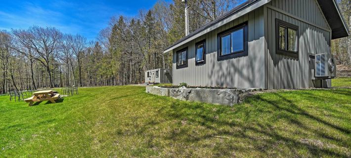 Fire Pit + Gas Grill: Secluded Studio in Milford! Hotels in Otsego County