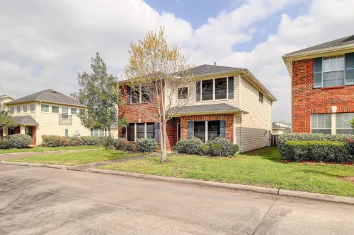 寬敞的休斯頓家，帶有私人庭院和火坑！