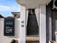 唐娜 鄰近澤蒙的酒店