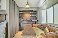 1 Mi to Deerfield Beach: Stylish Studio w/ Pool!