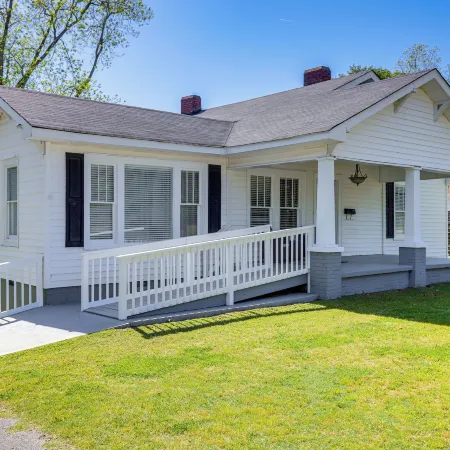 Main Street Home: 1 Mi to Callaway Gardens