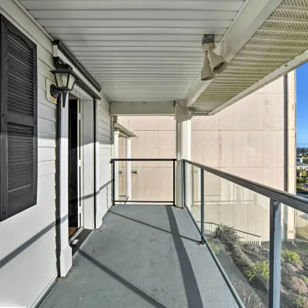 Eagles View Condo in Ocean Shores w/ 3 Balconies