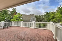 Studio in College Station w/ Expansive Deck! - Apartments