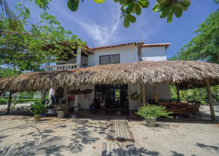Santa Ana Del Mar House: Your Beachfront Escape Отели в г. Толу