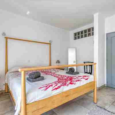 Azula - Bright and Airy 2 Bedroom Apartment with p Rooms