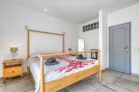 Azula - Bright and Airy 2 Bedroom Apartment with p