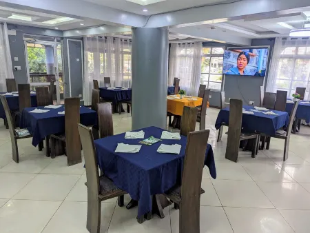 Crescent Resort And Conference Centre Отели в г. Olooloitikosh