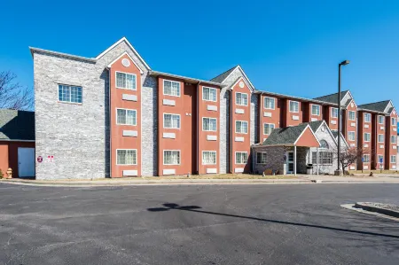 Motel 6 Olathe, KS Отели рядом с достопримечательностью «Парк Фриско Лейк»