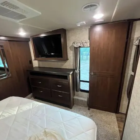 Cozy 2 bedroom RV with pool Отели в г. Леандер