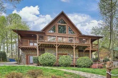Lakeside Lodge by Avantstay Hot Tub + Dock