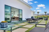 Luxury Retreat Pool, Putting Green + Pickleball Sleeps 17 Bravo Villa 8 by Avantstay