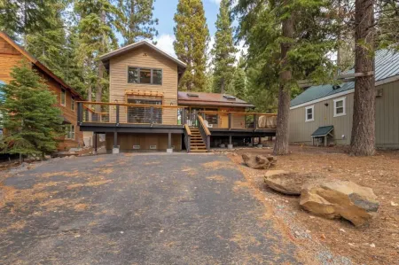 Henderson by AvantStay Lake View Walk to Beach, Garwoods & More Отели в г. Carnelian Bay