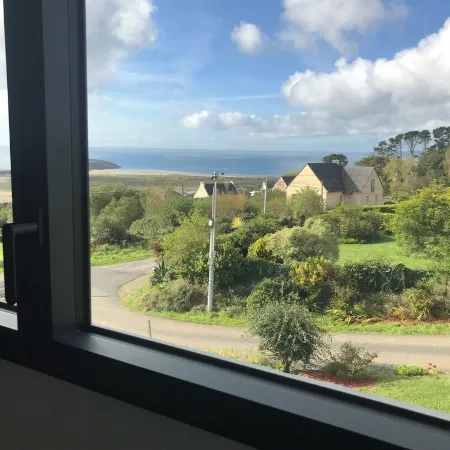 Elegance on the bay, modern apartment with garden and sea view