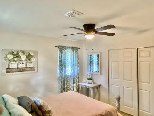 Charming 2 bedroom 2 bathroom home with pool in Sarasota  with central location. Các khách sạn ở Sarasota County