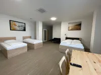 Jade & Jabo - Neuss by Düsseldorf Mit Parkplatz Verfügbarkeit 10,00 je Nacht Zubuchbar Hotels near Skischule im Alpenpark Neuss